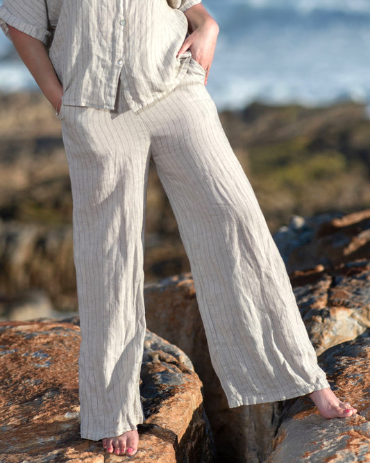 The elasticated waist ensures a perfect fit, allowing you to move freely and comfortably throughout the day. The addition of side pockets adds a practical element to the pants. To enhance the visual appeal, these linen pants come with a decorative belt, adding a touch of flair to your outfit