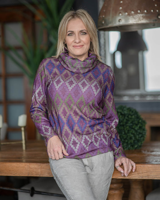 How beautiful are these printed polo neck tops. Sure to keep you warm and comfy through the winter. They pair perfectly with a neutral colour pants or a pair of jeans