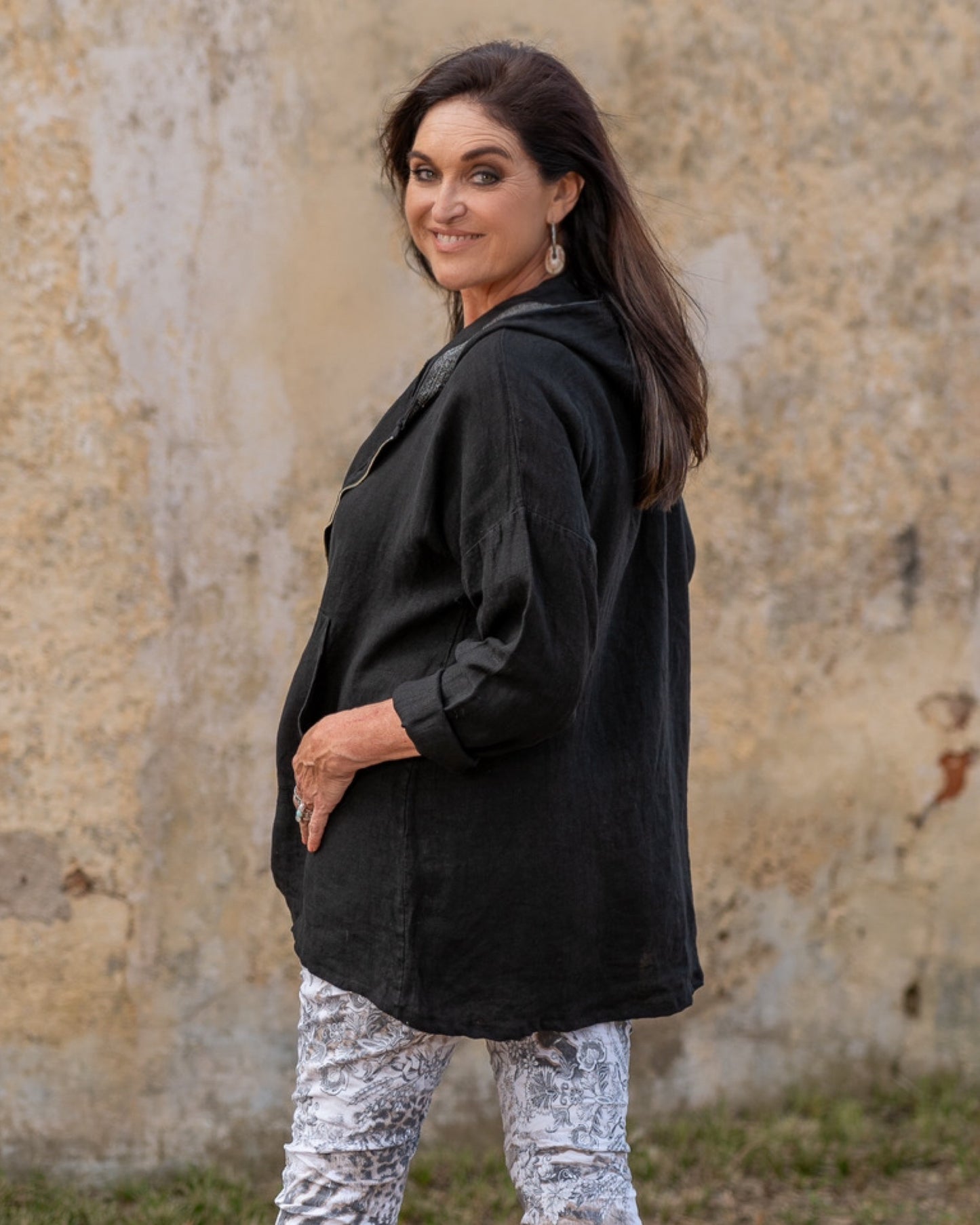 Designed for both style and comfort - This jacket features a longer length for added coverage and a cozy hoodie trimmed with silver thread detail, providing a touch of modern sophistication. The zip-up front ensures easy wear and a secure fit, while the front pockets offer practical storage for your essentials. Made from high-quality linen, this jacket is breathable and lightweight, making it perfect for layering throughout the seasons