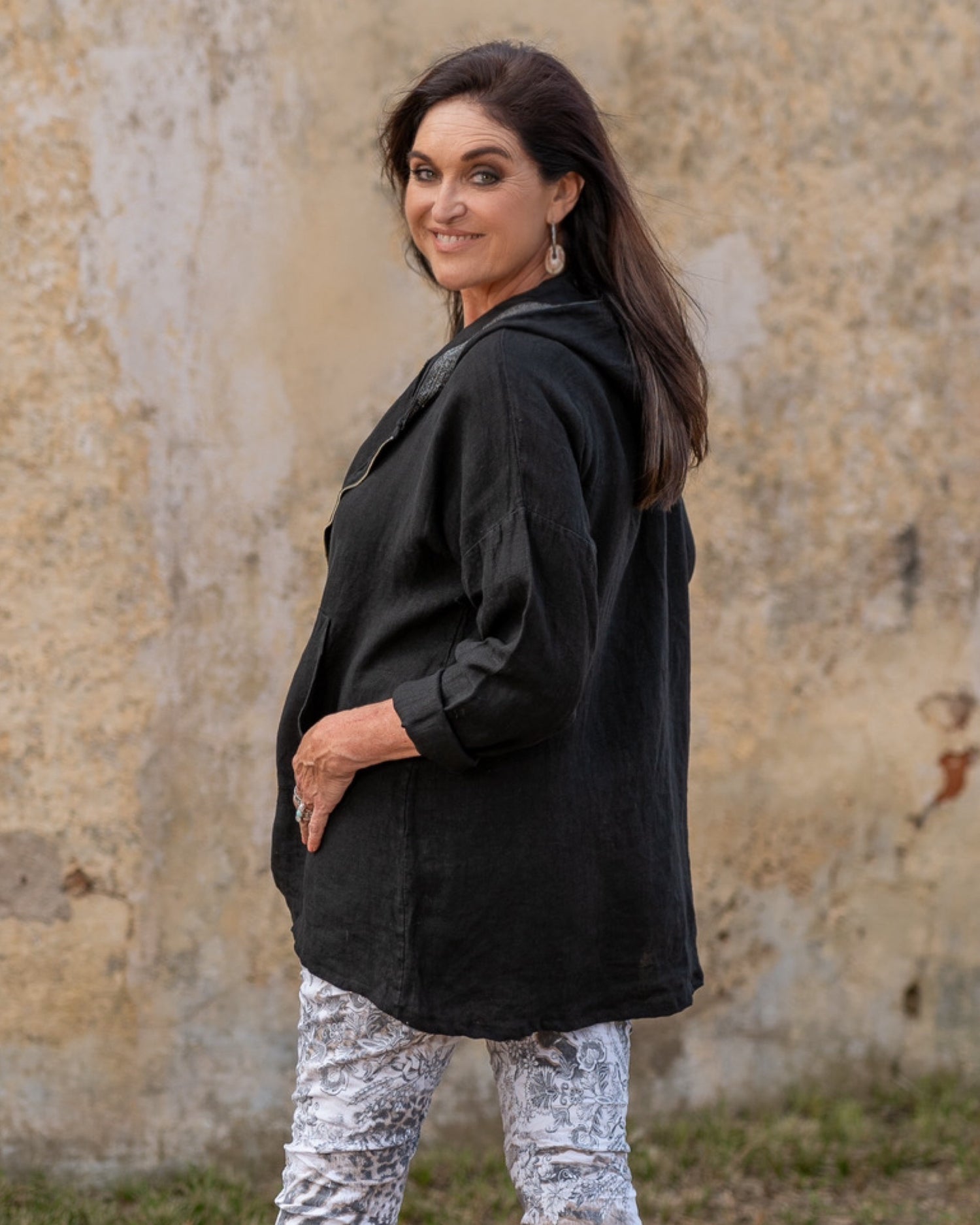 Designed for both style and comfort - This jacket features a longer length for added coverage and a cozy hoodie trimmed with silver thread detail, providing a touch of modern sophistication. The zip-up front ensures easy wear and a secure fit, while the front pockets offer practical storage for your essentials. Made from high-quality linen, this jacket is breathable and lightweight, making it perfect for layering throughout the seasons