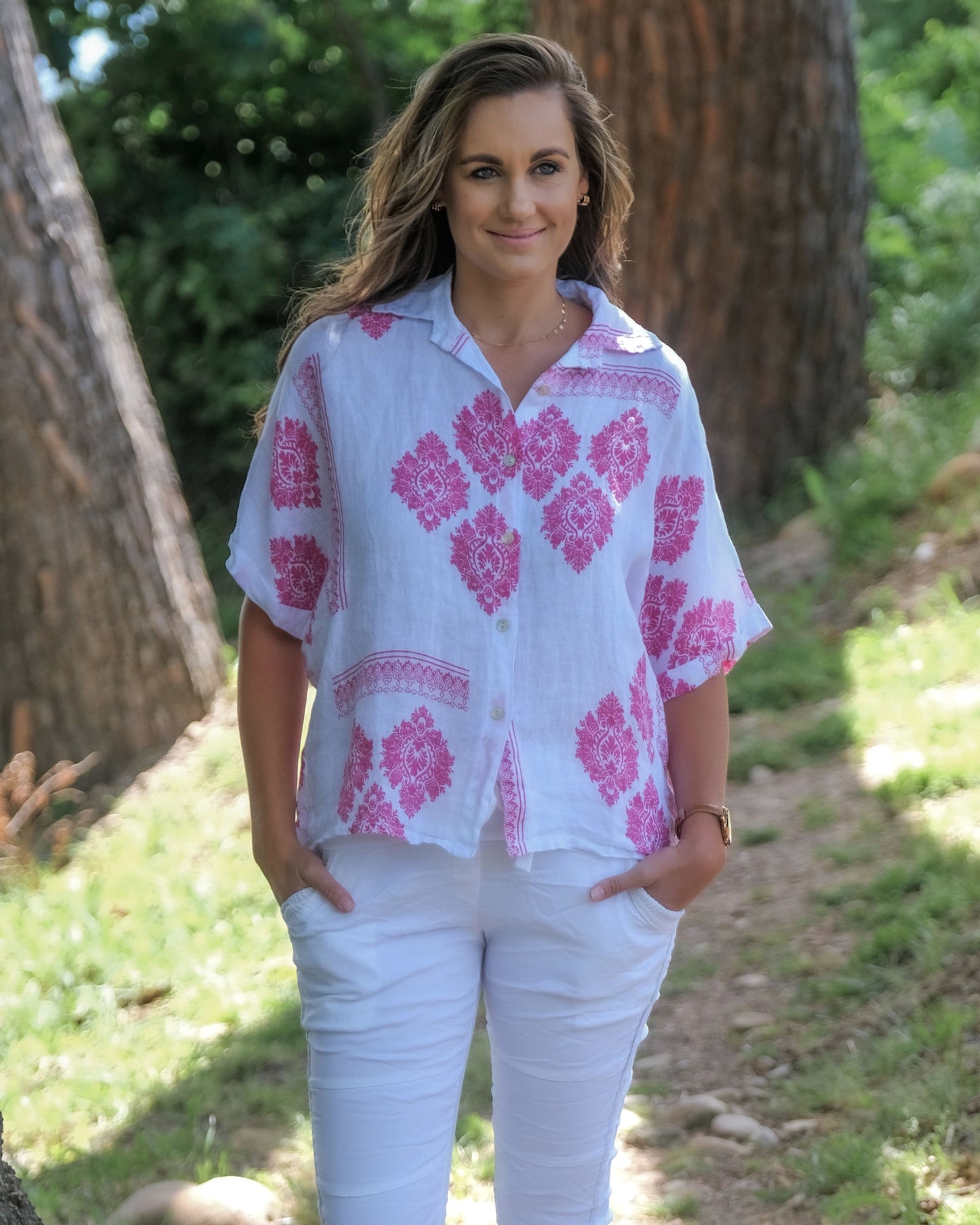 Lightweight and breathable linen, this shirt is your ideal companion for warm weather. The attention to detail shines through in the intricate damask print adorning the fabric. The collar frames your face beautifully, enhancing your natural features