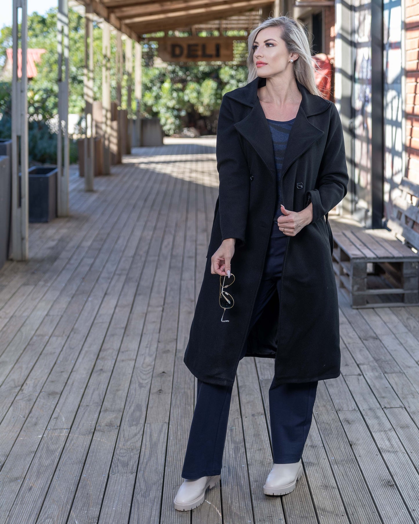 Roaming Around Coat | Black