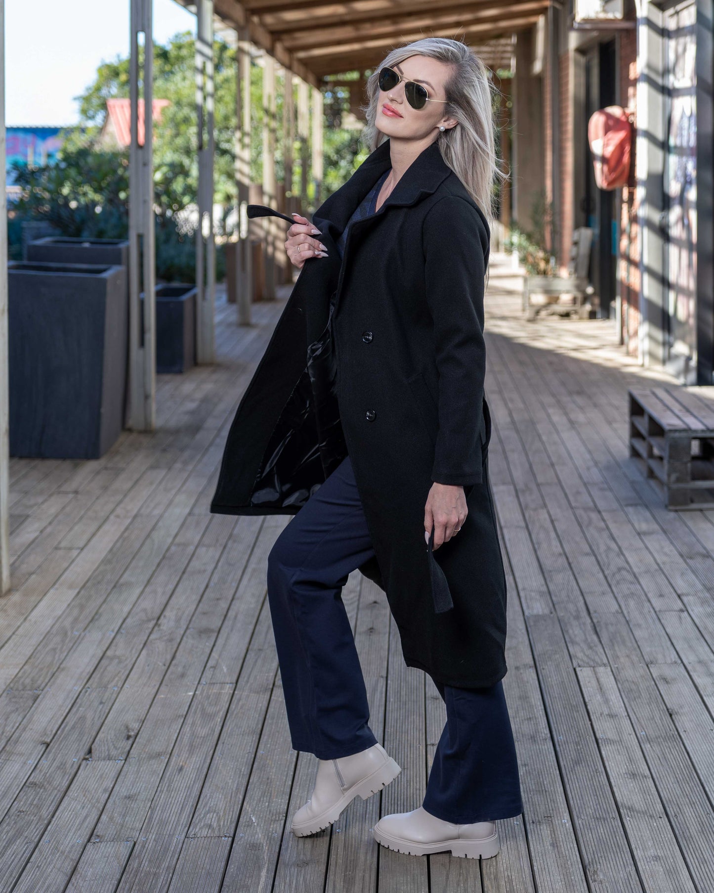 Roaming Around Coat | Black