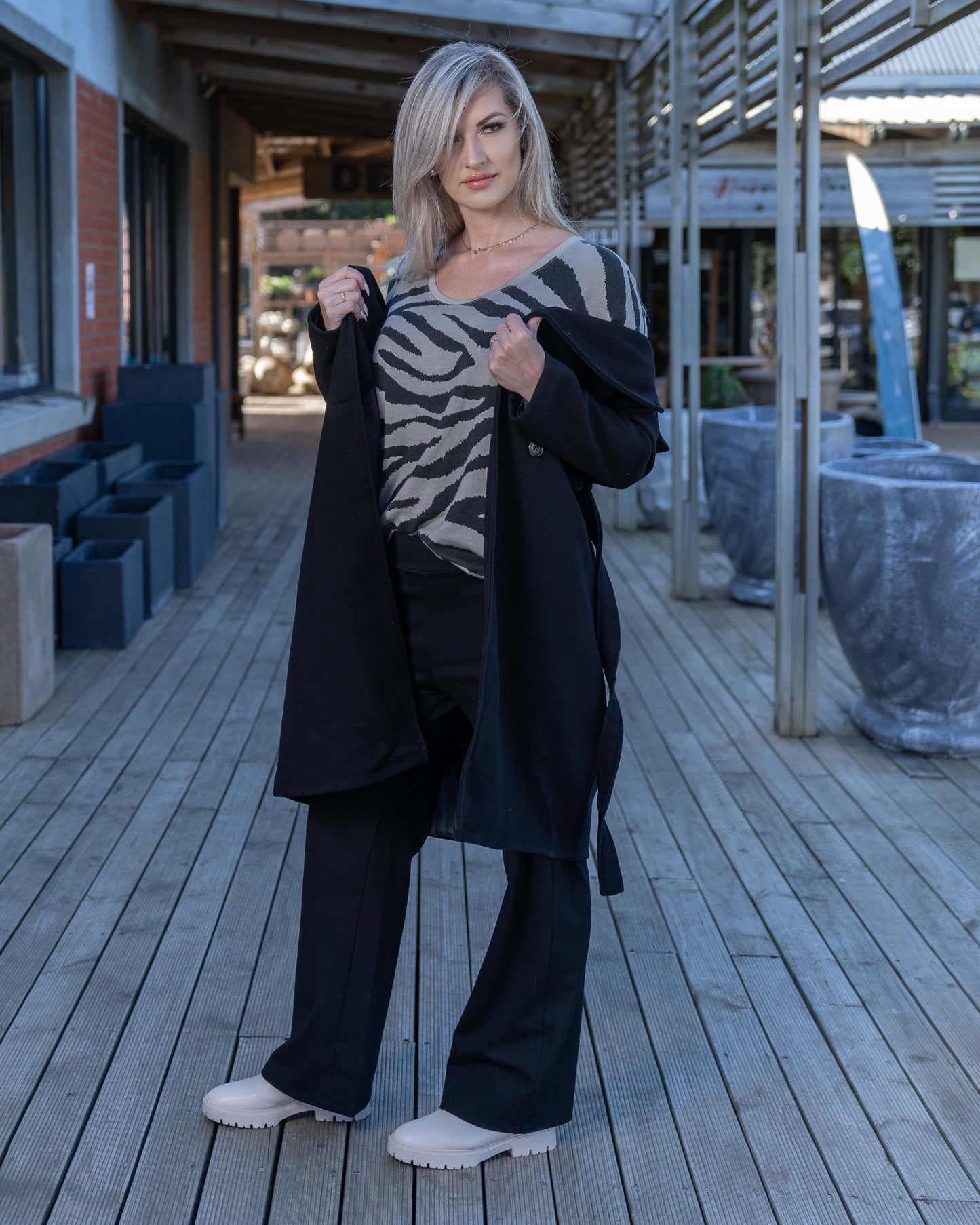 Roaming Around Coat | Black