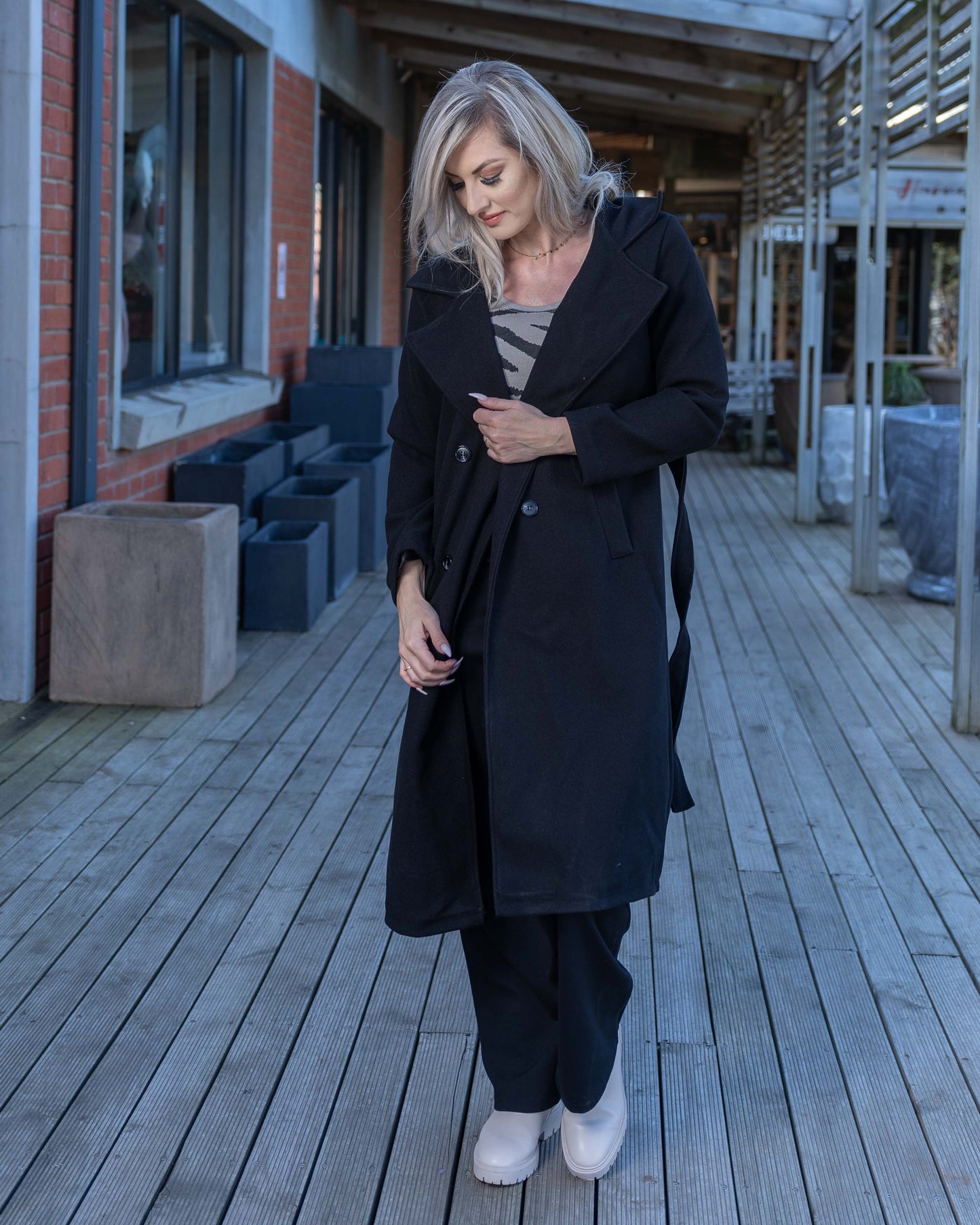 Roaming Around Coat | Black