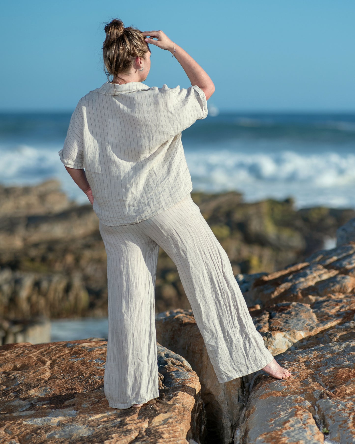 The top's relaxed yet tailored cut flatters your figure without feeling restrictive. Crafted from premium linen, this top offers the ultimate in comfort for warm days. Perfect for an on-the-go look