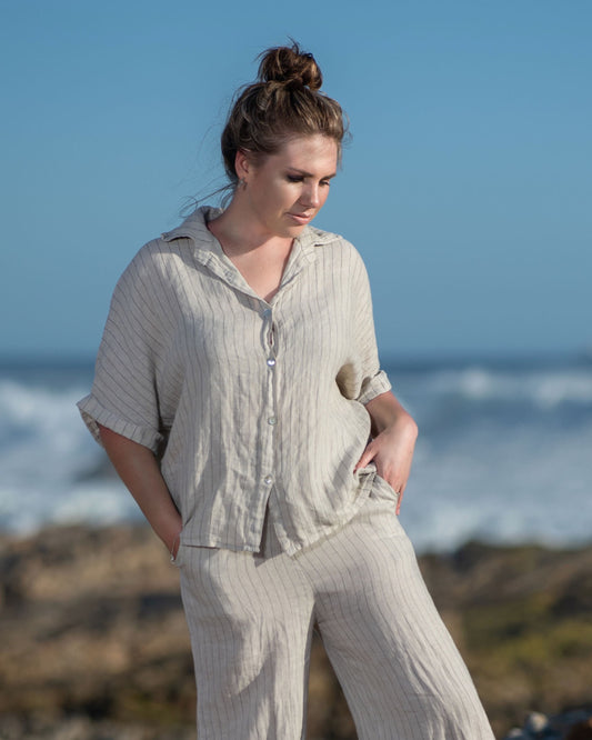 The top's relaxed yet tailored cut flatters your figure without feeling restrictive. Crafted from premium linen, this top offers the ultimate in comfort for warm days. Perfect for an on-the-go look