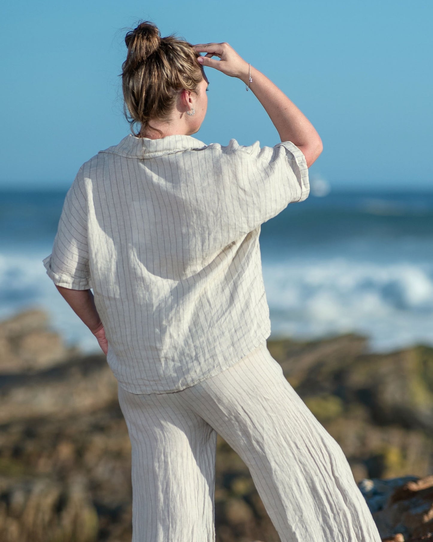 The top's relaxed yet tailored cut flatters your figure without feeling restrictive. Crafted from premium linen, this top offers the ultimate in comfort for warm days. Perfect for an on-the-go look